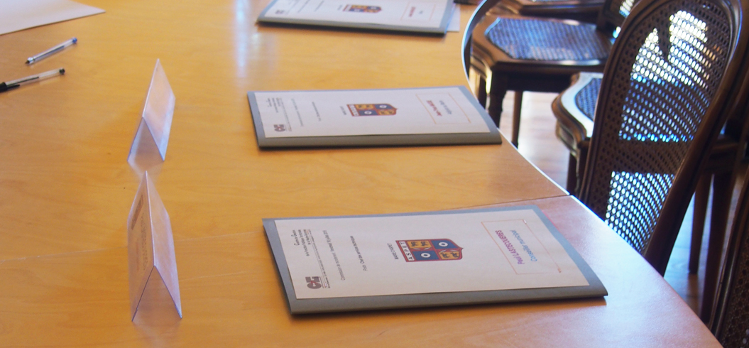 Dossiers posés sur une table