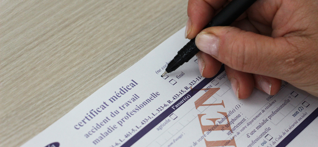 Personne signant un arrêt de travail