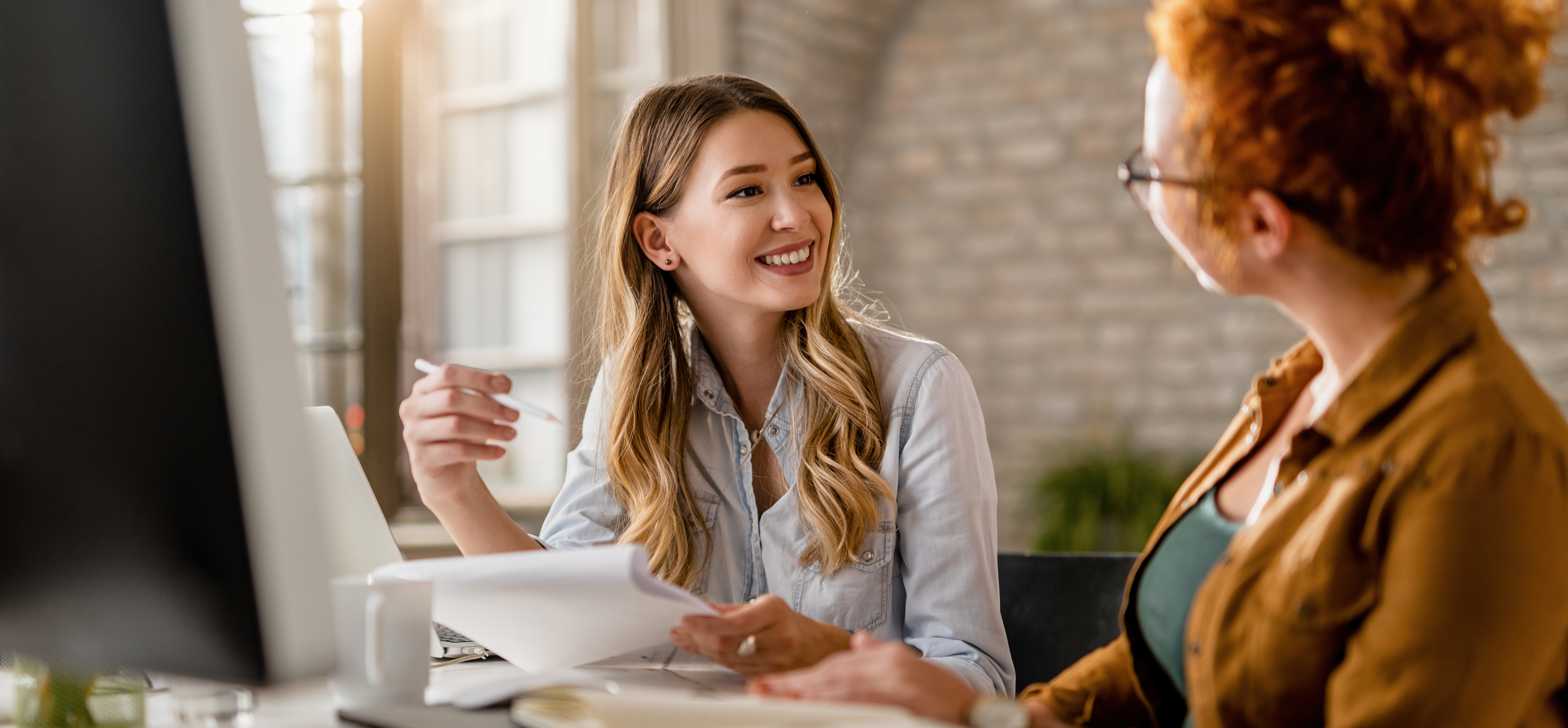 deux femmes devant un ordinateur