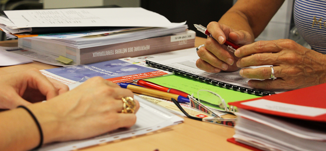 Echange entre deux personnes