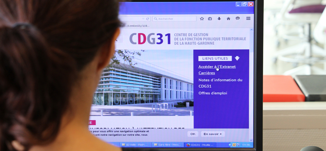 Personne visualisant un site web sur PC