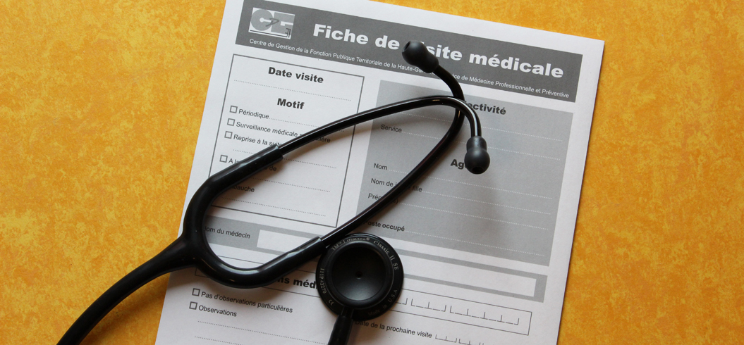 fiche de visite médicale et stéthoscope
