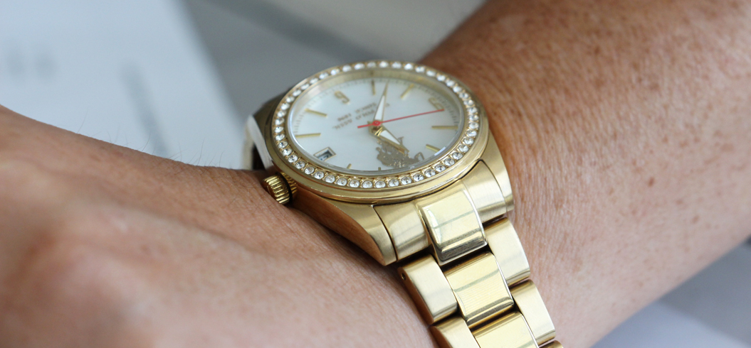 Montre attachée à un poignet